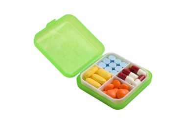 Beyaz arka planda izole edilmiş ilaç kutusundaki çeşitli haplar ve kapsüller. İlaç ve sağlık desteği kavramı.