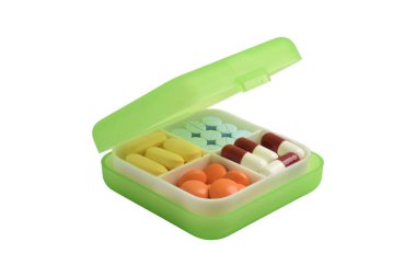 Beyaz arka planda izole edilmiş ilaç kutusundaki çeşitli haplar ve kapsüller. İlaç ve sağlık desteği kavramı.