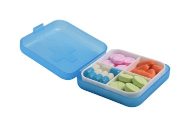 Beyaz arka planda izole edilmiş ilaç kutusundaki çeşitli haplar ve kapsüller. İlaç ve sağlık desteği kavramı.