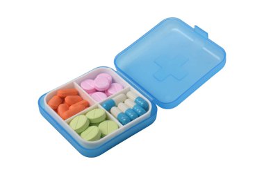 Beyaz arka planda izole edilmiş ilaç kutusundaki çeşitli haplar ve kapsüller. İlaç ve sağlık desteği kavramı.