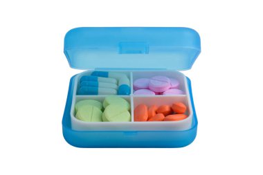 Beyaz arka planda izole edilmiş ilaç kutusundaki çeşitli haplar ve kapsüller. İlaç ve sağlık desteği kavramı.