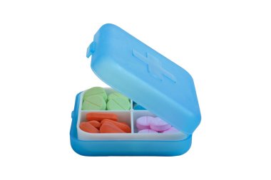 Beyaz arka planda izole edilmiş ilaç kutusundaki çeşitli haplar ve kapsüller. İlaç ve sağlık desteği kavramı.