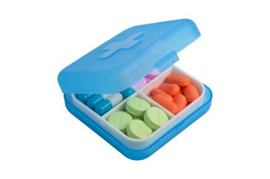 Beyaz arka planda izole edilmiş ilaç kutusundaki çeşitli haplar ve kapsüller. İlaç ve sağlık desteği kavramı.