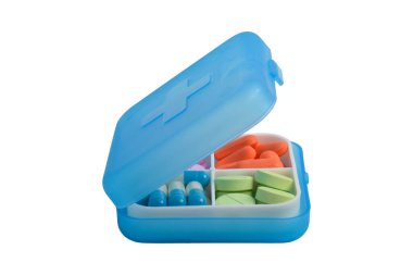 Beyaz arka planda izole edilmiş ilaç kutusundaki çeşitli haplar ve kapsüller. İlaç ve sağlık desteği kavramı.