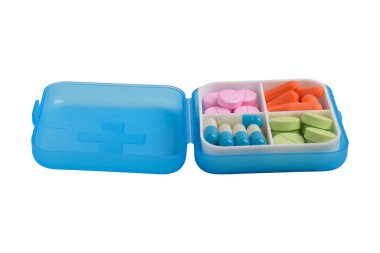 Beyaz arka planda izole edilmiş ilaç kutusundaki çeşitli haplar ve kapsüller. İlaç ve sağlık desteği kavramı.