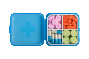 Beyaz arka planda izole edilmiş ilaç kutusundaki çeşitli haplar ve kapsüller. İlaç ve sağlık desteği kavramı.