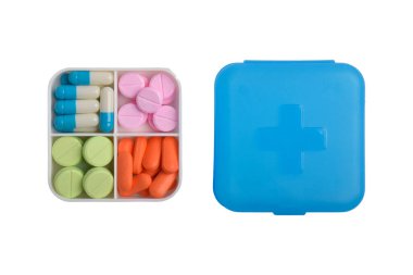 Beyaz arka planda izole edilmiş ilaç kutusundaki çeşitli haplar ve kapsüller. İlaç ve sağlık desteği kavramı.