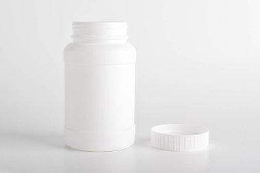 Açılmış boş plastik şişe ilacı beyaz arkaplanda izole edilmiş.. 