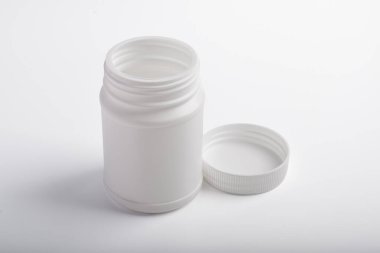 Açılmış boş plastik şişe ilacı beyaz arkaplanda izole edilmiş.. 