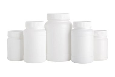 Beyaz arka planda çeşitli boyutlarda boş beyaz plastik ilaç şişeleri, ilaç ambalajı ve ürün modellemesi.