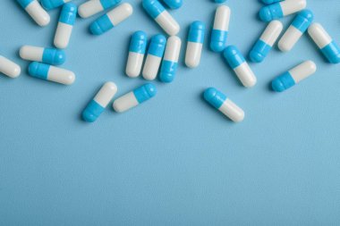 Mavi arkaplan üzerinde ilaç kapsülleri, kopya alanı ile üst görünüm