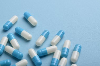 Mavi arkaplan üzerinde ilaç kapsülleri, kopya alanı ile üst görünüm