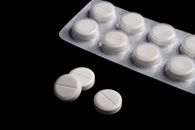 Antibiyotik haplar, ilaç hapları, siyah arka planda su toplayan kapsüller. Eczane, ilaç, vitamin, gıda takviyesi kavramı.