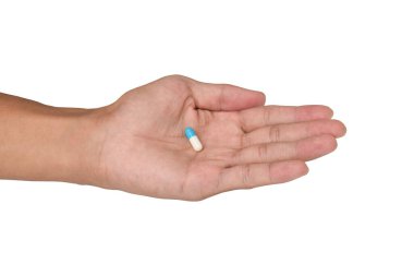 Beyaz arka planda izole edilmiş bir kapsül hapı, temiz bir klinik kompozisyonda ilaç, doz ve ilaç konseptini gösteriyor..