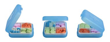 İlaç kutusundaki çeşitli haplar ve kapsüller beyaz arka planda izole edilmiş, farklı açılardan görülüyor.