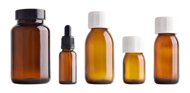 Farklı cam ilaç şişeleri, beyaz arka planda izole edilmiş pipetli cam damlalar..