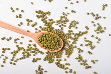 Beyaz arka planda tahta kaşıkla Mung fasulyesi..