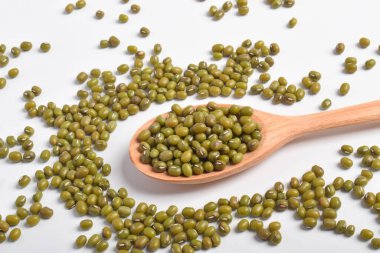 Beyaz arka planda tahta kaşıkla Mung fasulyesi..