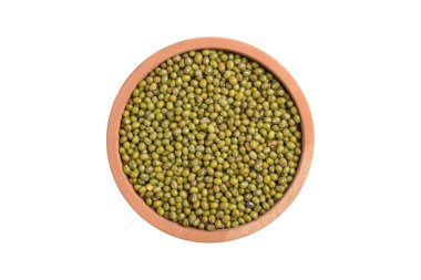 Beyaz arka planda izole edilmiş ahşap kasede kuru çiğ fasulye. Üst görünüm.