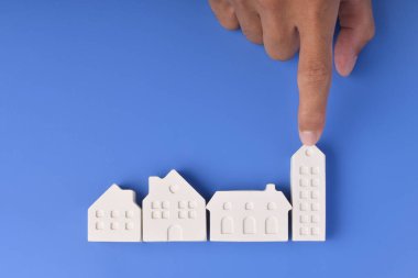 El Seçimi Minyatür Evi. Emlak Konut Kredisi ve Gayrimenkul Yatırım Konseptleri, İş Gayrimenkul Piyasası ve Geleceğin Konutları. Gelecek Yaşamı Aile Evi için En İyi Seçim.