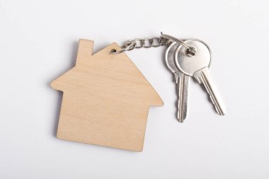 Beyaz arkaplanda izole edilmiş ev şekilli anahtarlık