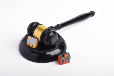 Yargıç Tokmak ve minyatür evler. Emlak yasası, emlak anlaşmazlıkları, haciz davaları, konut düzenlemeleri ve emlak piyasasındaki hukuki kararlar.