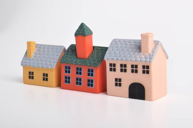 Beyaz arka planda izole edilmiş renkli minyatür ev modelleri.