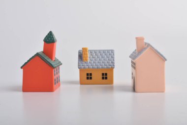 Beyaz arka planda izole edilmiş renkli minyatür ev modelleri.