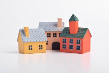 Beyaz arka planda izole edilmiş renkli minyatür ev modelleri.