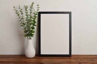 Beyaz minimalist iç mimari çerçeveli, botanik dekorlu, boş model.