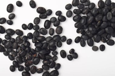 Beyaz arkaplanda siyah soya fasulyesi.