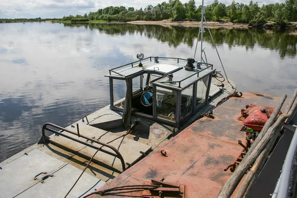 The boat tows the ferry — Stock Photo, Image