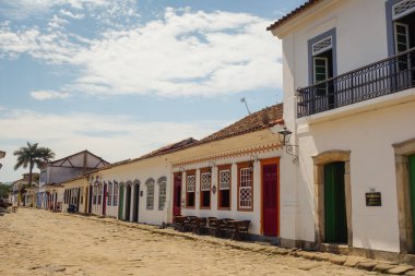 Paraty, RJ, Brezilya - 10.29.2025: renkli pencere ve balkonlarla korunmuş antik mimari.