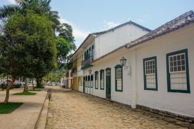 Renkli cepheler, kaldırım taşlı sokaklar ve tarihi köyün eski mimarisi..