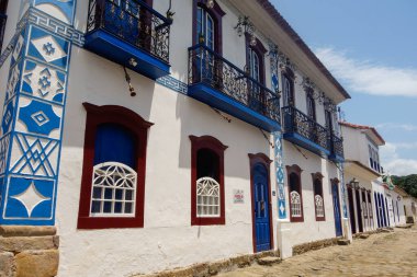 Paraty, RJ, Brezilya - 10.29.2025: renkli pencere ve balkonlarla korunmuş antik mimari.
