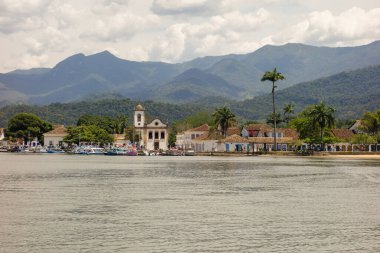 Paraty, RJ, Brezilya - 10.28.2025: Arkaplanda Serra do Mar dağları bulunan tarihi köy manzarası.