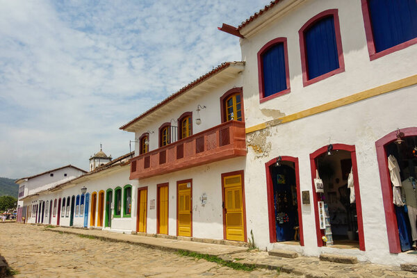 Парати, ЮАР, Бразилия - 10.29.2025: сохраненная старинная архитектура с цветными окнами и балконами.
