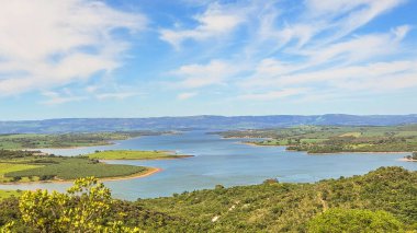 Brezilya 'nın Minas Gerais kentindeki Delfinopolis kentini çevreleyen Rio Grande barajı.