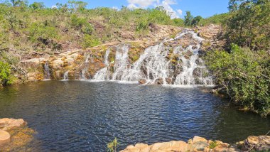 Brezilya 'nın Minas Gerais kentindeki Delfinopolis kasabasında Serra da Canastra bölgesinde güzel bir şelale..