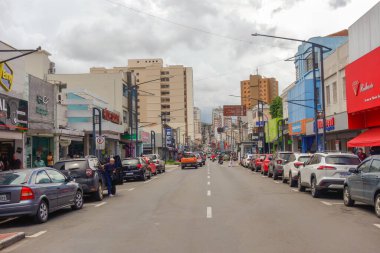 Pocos de Caldas, MG, Brezilya - 01.26.2026: merkezdeki ticari caddenin şehir manzarası.
