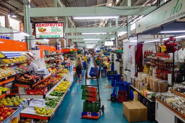 Pocos de Caldas, MG, Brezilya - 01.26.2026: belediye pazarının iç görünümü. kiosklar.