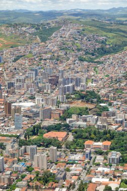 Pocos de Caldas, Minas Gerais, Brezilya üzerinde geniş bir hava manzarası var. ve dağ manzarası.