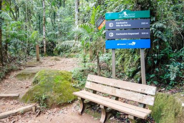Brezilya 'nın Rio de Janeiro eyaletinde, Itatiaia ulusal parkının alt kesiminde yürüyüş patikalarında yön işareti.