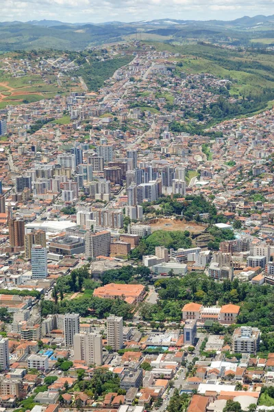 Pocos de Caldas, Minas Gerais, Brezilya üzerinde geniş bir hava manzarası var. ve dağ manzarası.