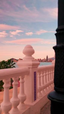 Benidorm, İspanya 'daki ünlü Akdeniz manzaralı balkondan manzara. Renkli bir günbatımında, deniz manzarası, deniz manzarasını gözler önüne seriyor.