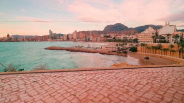 İspanya 'daki benidorm ufuk çizgisinin panoramik görüntüsü ikonik gökdelenleri ve kumlu plajlarıyla canlı şehir manzarasını gözler önüne sererken turkuaz Akdeniz dalgaları yavaşça kıyıya vuruyor.