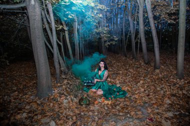 Zenci dumanlı sihirli bir ormanda kızlar