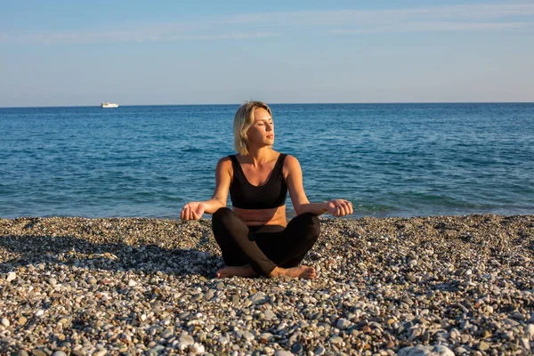 Woman doing exercise on beach — Stock Photo, Image