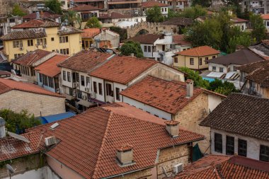 Kırmızı kiremit çatılı binalar