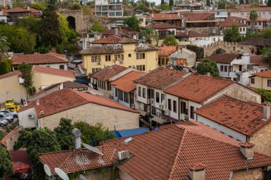 Kırmızı kiremit çatılı binalar